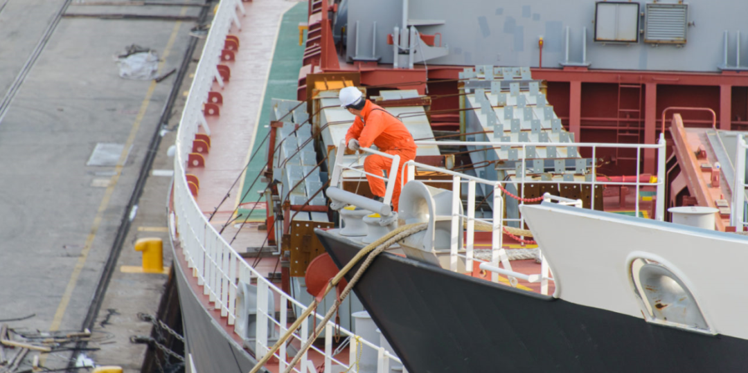 "立正！全體船員漲工資40% !" ... 為留住船員, 該國拼了