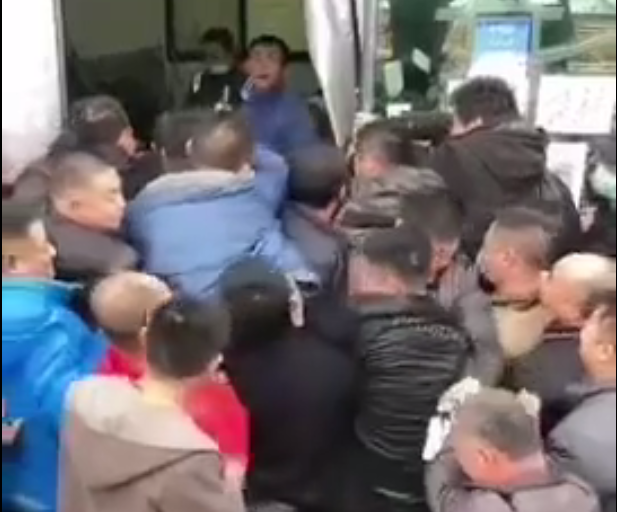 集卡司機(jī)“搶箱”上熱門(mén)！暫停訂艙、運(yùn)費(fèi)繼續(xù)飆升，分析機(jī)構(gòu)：農(nóng)歷新年集運(yùn)旺季或?qū)⒔Y(jié)束