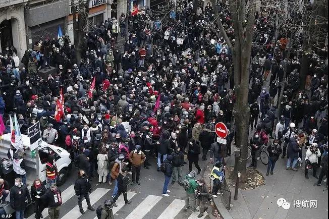 法國突發(fā)大型暴亂！5萬人沖上街頭打砸搶燒，銀行遭洗劫一空，場面混亂