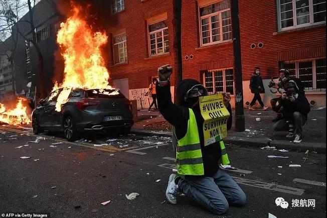 法國突發(fā)大型暴亂！5萬人沖上街頭打砸搶燒，銀行遭洗劫一空，場面混亂