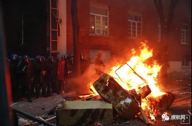 法國突發(fā)大型暴亂！5萬人沖上街頭打砸搶燒，銀行遭洗劫一空，場面混亂