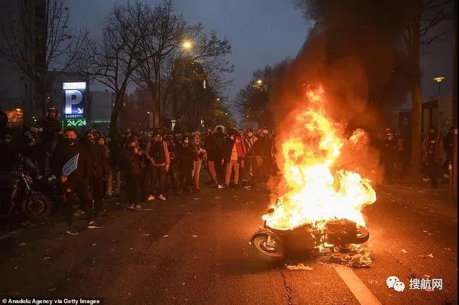 法國突發(fā)大型暴亂！5萬人沖上街頭打砸搶燒，銀行遭洗劫一空，場面混亂