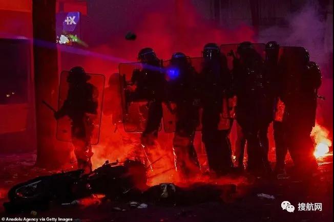 法國突發(fā)大型暴亂！5萬人沖上街頭打砸搶燒，銀行遭洗劫一空，場面混亂