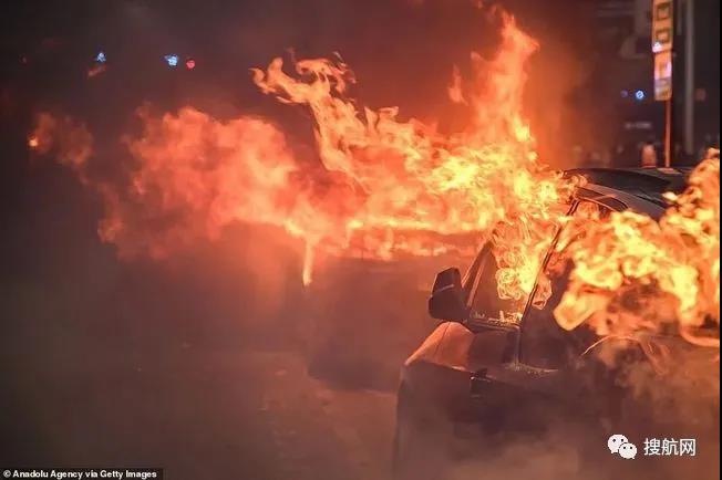 法國突發(fā)大型暴亂！5萬人沖上街頭打砸搶燒，銀行遭洗劫一空，場面混亂
