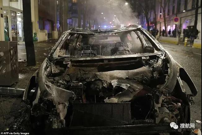 法國突發(fā)大型暴亂！5萬人沖上街頭打砸搶燒，銀行遭洗劫一空，場面混亂