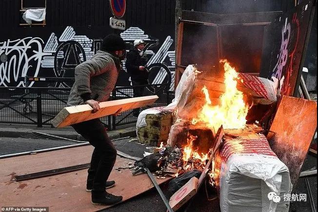法國突發(fā)大型暴亂！5萬人沖上街頭打砸搶燒，銀行遭洗劫一空，場面混亂