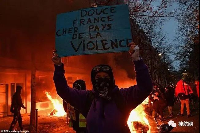 法國突發(fā)大型暴亂！5萬人沖上街頭打砸搶燒，銀行遭洗劫一空，場面混亂
