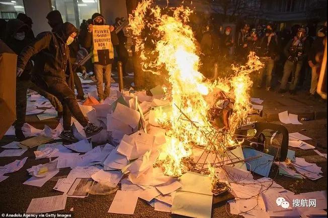 法國突發(fā)大型暴亂！5萬人沖上街頭打砸搶燒，銀行遭洗劫一空，場面混亂