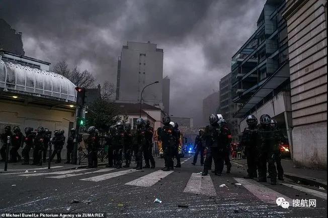 法國突發(fā)大型暴亂！5萬人沖上街頭打砸搶燒，銀行遭洗劫一空，場面混亂