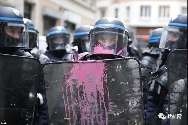 法國突發(fā)大型暴亂！5萬人沖上街頭打砸搶燒，銀行遭洗劫一空，場面混亂
