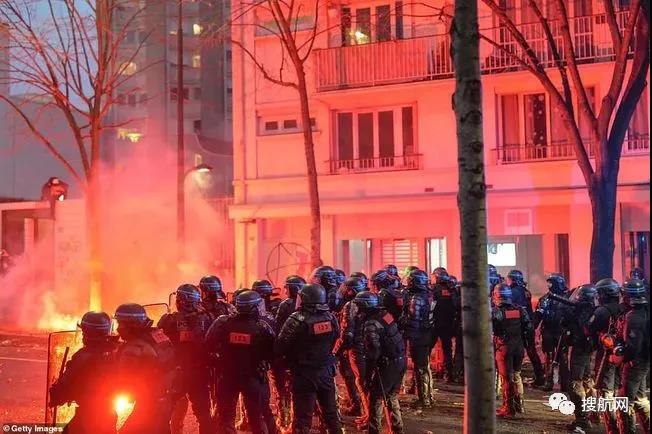 法國突發(fā)大型暴亂！5萬人沖上街頭打砸搶燒，銀行遭洗劫一空，場面混亂