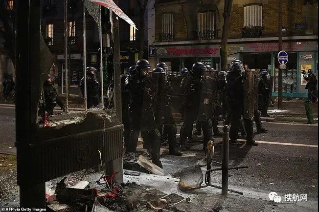 法國突發(fā)大型暴亂！5萬人沖上街頭打砸搶燒，銀行遭洗劫一空，場面混亂