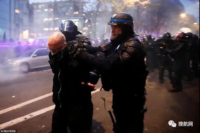 法國突發(fā)大型暴亂！5萬人沖上街頭打砸搶燒，銀行遭洗劫一空，場面混亂