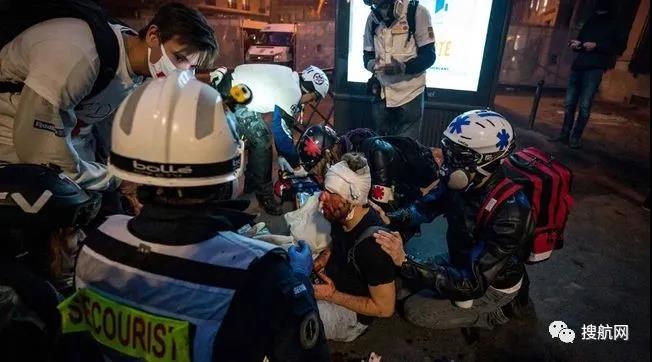 法國突發(fā)大型暴亂！5萬人沖上街頭打砸搶燒，銀行遭洗劫一空，場面混亂