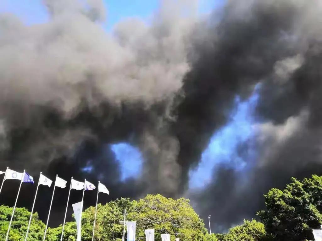 深圳鹽田一物流園突發(fā)起火，事發(fā)現(xiàn)場(chǎng)黑煙滾滾，受困3人已被救出