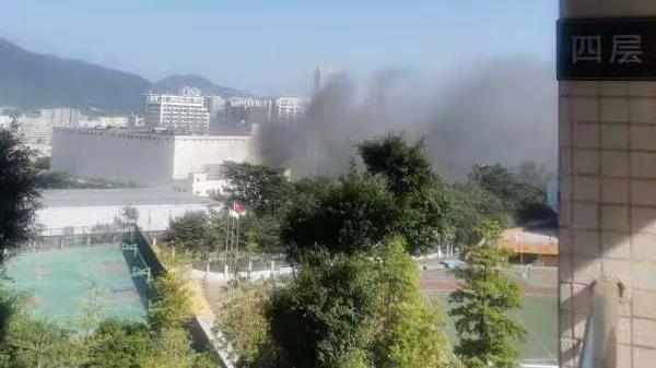 深圳鹽田一物流園突發(fā)起火，事發(fā)現(xiàn)場(chǎng)黑煙滾滾，受困3人已被救出