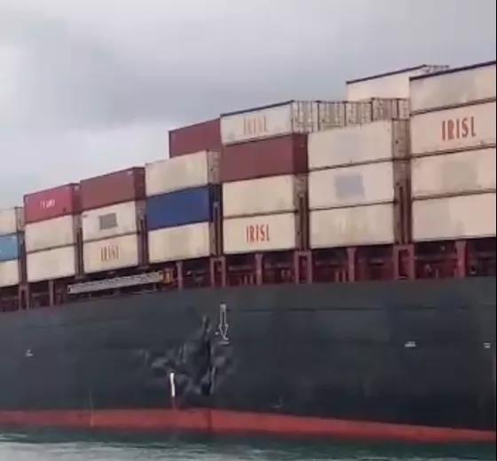 事故丨一艘掛靠國內(nèi)多個港口的集裝箱船發(fā)生撞船事故，船體側(cè)傾，船期恐會延誤！