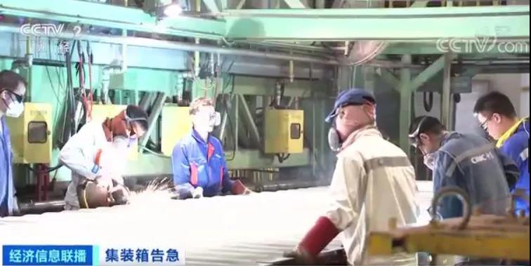 緊缺！拖車(chē)司機(jī)碼頭排隊(duì)領(lǐng)集裝箱 訂單排到明年3月