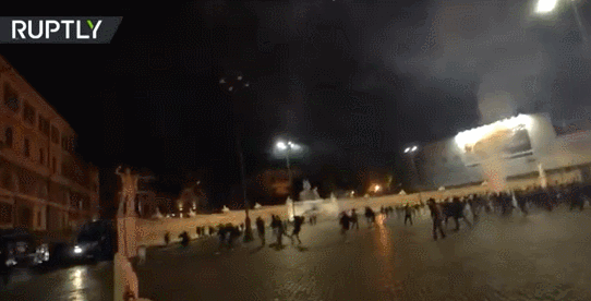 打砸店鋪、向警方狂射煙花！火光四射！抗議新冠封鎖，這個國家深夜爆發(fā)沖突