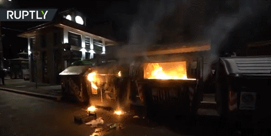 打砸店鋪、向警方狂射煙花！火光四射！抗議新冠封鎖，這個國家深夜爆發(fā)沖突