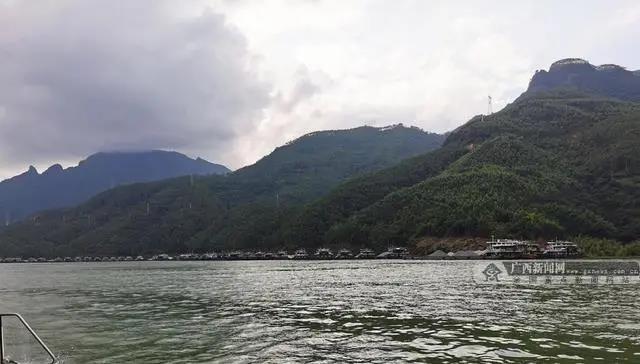 急！一裝載1850噸石渣的貨船觸礁 302艘船被堵