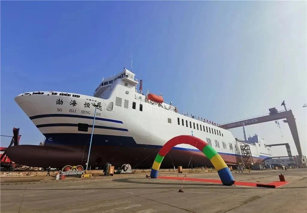 亞洲最大！一船可拉走整個足球場的車！中集來福士建造的“渤海恒達”輪下水