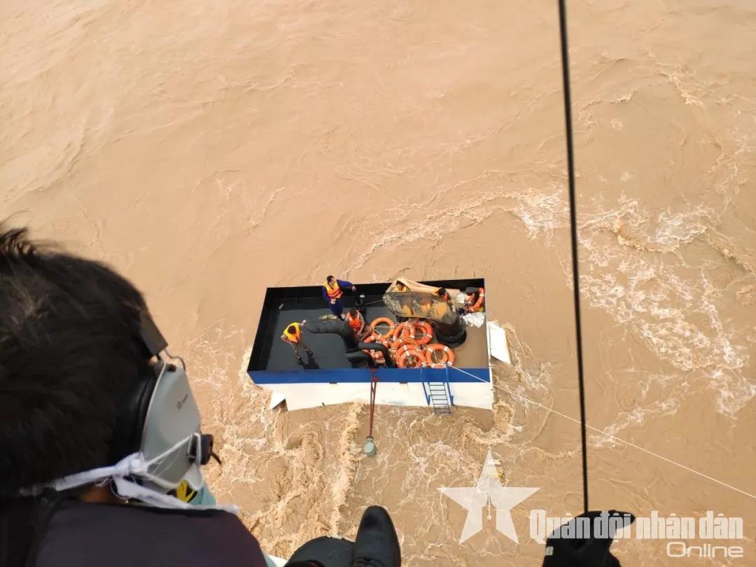 九級(jí)臺(tái)風(fēng)來(lái)襲，一艘越南挖泥船突然沉沒(méi)！